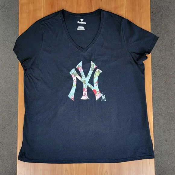 Majestic MLB Women's Black New York Yankees Baseball Floral Logo Tee - 2XL - Picture 4 of 6
